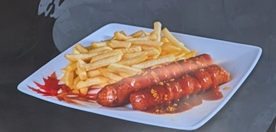 Currywurst mit Pommes